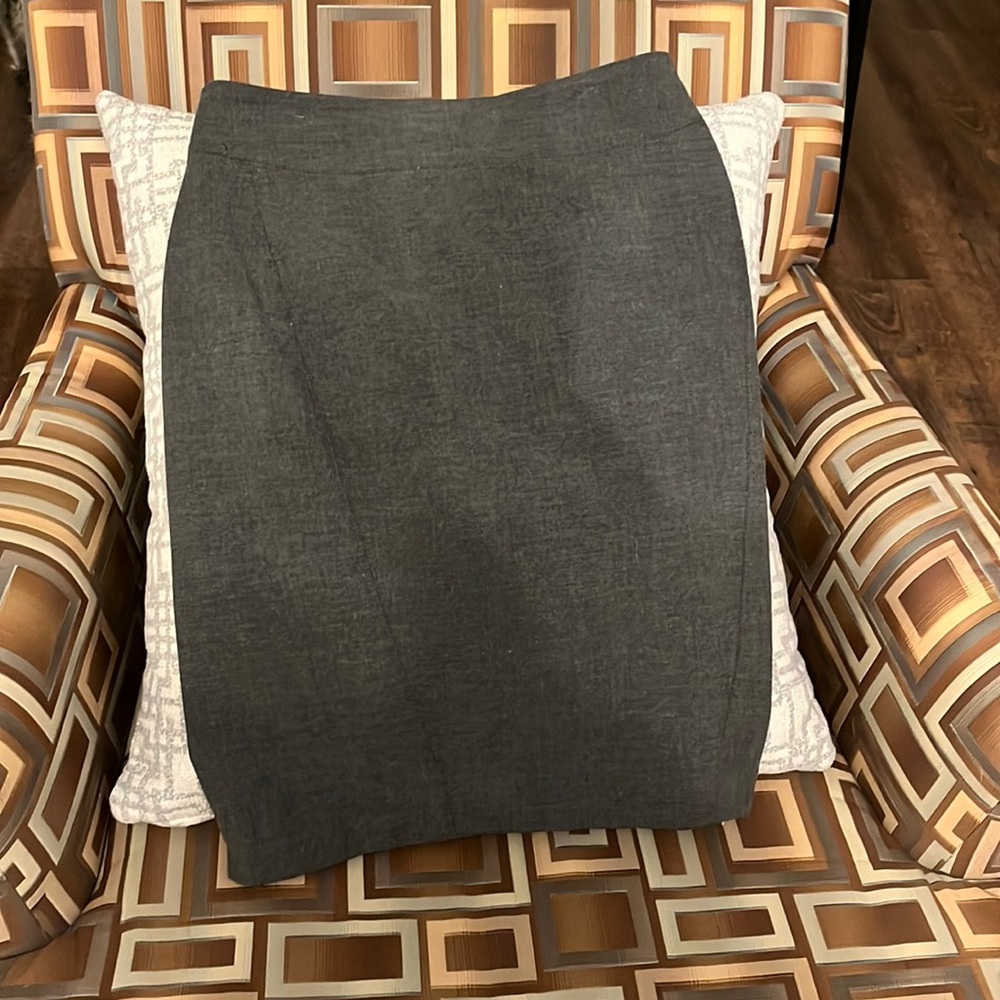 Loft size 0 gray skirt